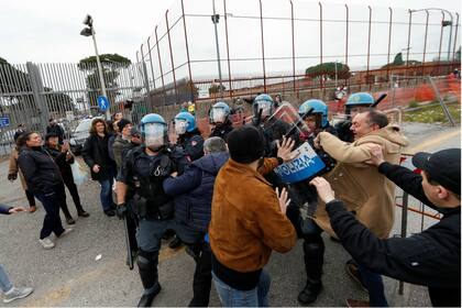 Familiares de los presos se pelean con la policía en la cárcel de Rebibbia