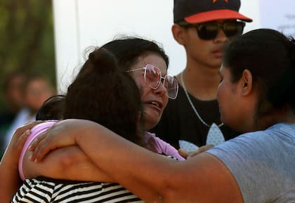 Familiares de los trabajadores protagonizaban dramáticas escenas alrededor de la mina.