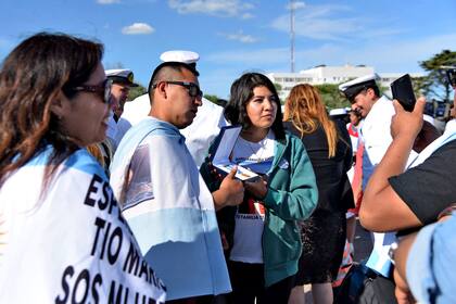Familiares de los tripulantes del ARA San Juan en el acto llevado a cabo esta tarde
