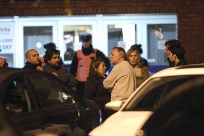 Familiares de los tripulantes del avión, anoche en San Fernando