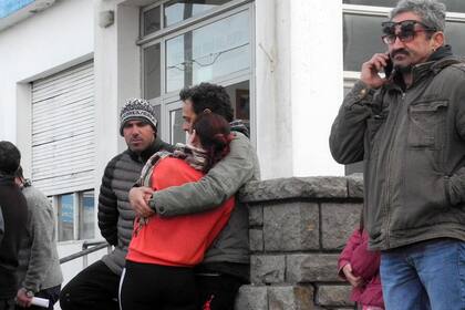 Familiares de los tripulantes del buque Rigel aguardan frente al edificio de Prefectura de Mar del Plata