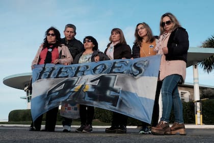 Familiares de los tripulantes, desconcertados en la Base Naval de Mar del Plata
