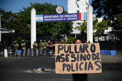 Familiares de los uniformados se acercaron con diferentes carteles