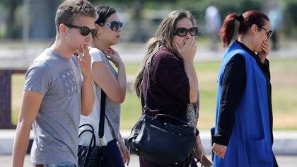 Familiares de pasajeros del vuelo de EgyptAir arribaban ayer desconsolados al aeropuerto de El Cairo