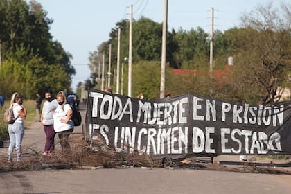 Familiares de presos en las inmediaciones del penal de Florencio Varela
