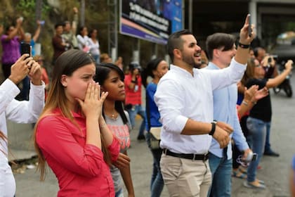 Familiares de presos políticos, ayer, en un centro de detención