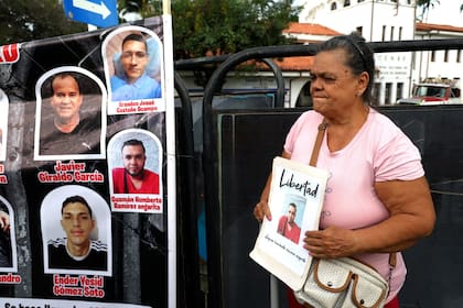 Familiares de presos políticos se congregaron en el puente Simón Bolívar en la frontera de Colombia y Venezuela.