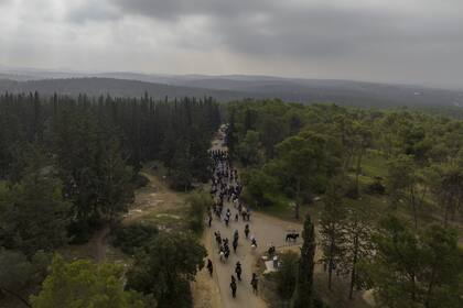 Familiares de rehenes israelíes mantenidos por Hamas en Gaza se reúnen para realizar una cabalgata exigiendo su regreso, en un bosque cerca de Modiin, Israel, el martes 5 de diciembre de 2023. 