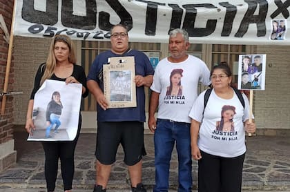 Familiares de Sofía Vicente, la chica asesinada en Olavarría