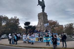 Familiares de los tripulantes, indignados por las declaraciones de Aguad