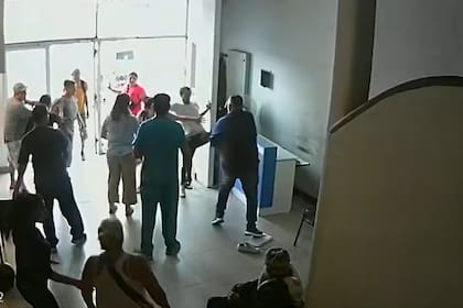 Familiares de un paciente golpearon a un trabajador de seguridad en la recepción de una Clínica en Mar del Plata