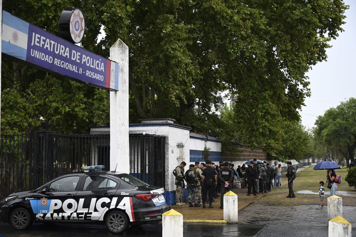 familiares-de-uniformados-protestaron-ayer-frente-MXX32RJVDFB67BMDUESGORT4AY