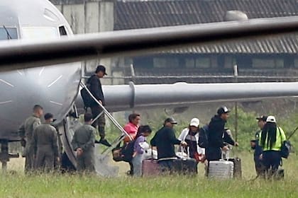 Familiares del narcotraficante ecuatoriano Adolfo Macías, alias "Fito", caminan por un avión de la Fuerza Aérea Argentina a su llegada a la Base Aérea Simón Bolívar en Guayaquil, Ecuador, el 19 de enero de 2024