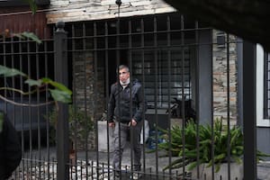 Familiares en el domicilio de Leonardo Ezequiel Vence, que en la madrugada de hoy fue asesinado luego de que los delincuentes intentaran entrar a la casa de R. López y Acha, en Quilmes