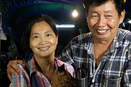 Familiares festejan que enocontraran a los niños desaparecidos en el complejo de Tham Luang en Tailandia
