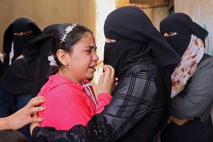 Familiares lloran durante el funeral de Tareq al-Qadi, muerto un día antes en un ataque aéreo israelí en el sur de la Franja de Gaza