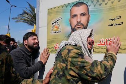 Familiares lloran durante el funeral de un combatiente del Kataib Hezbollah, quien murió en un ataque aéreo estadounidense, en Bagdad, Irak, el lunes 2 de marzo de 2026