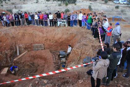 Familiares observan la exhumación de la fosa de Chillón, Ciudad Real