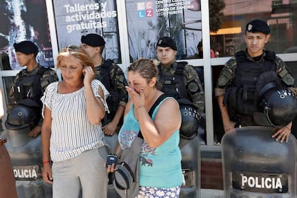 Familiares se reunen en la puerta del hospital de Lomas de Zamora donde robaron un bebé