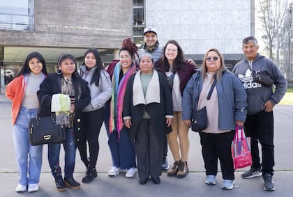 Familiares y amigo de Alejandro Montero en el exterior de la UNSAM, el día en que recibió el tan ansiado título