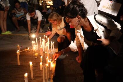 Familiares y amigos convocaron a una marcha con velas para pedir justicia por el joven asesinado en Villa Gesell