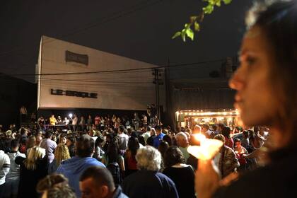 Familiares y amigos convocaron a una marcha con velas para pedir justicia por el joven asesinado en Villa Gesell