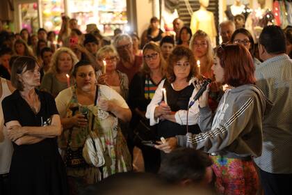 Familiares y amigos convocaron a una marcha con velas para pedir justicia por el joven asesinado en Villa Gesell