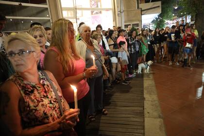 Familiares y amigos convocaron a una marcha con velas para pedir justicia por el joven asesinado en Villa Gesell