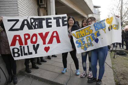 Familiares y amigos de Daniel Oyarzún llevan carteles para apoyar al carnicero