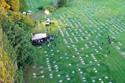 Familiares y amigos de Diego Maradona lo despiden en el cementerio de Bella Vista