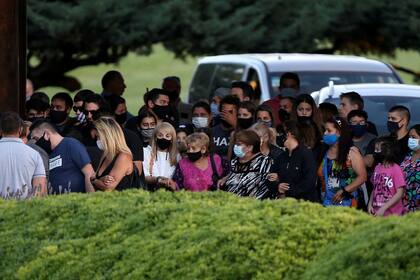 Familiares y amigos de Diego Maradona lo despiden en el cementerio de Bella Vista