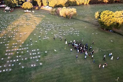 Familiares y amigos de Diego Maradona lo despiden en el cementerio de Bella Vista