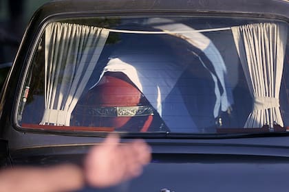 Familiares y amigos de Diego Maradona lo despiden en el cementerio de Bella Vista