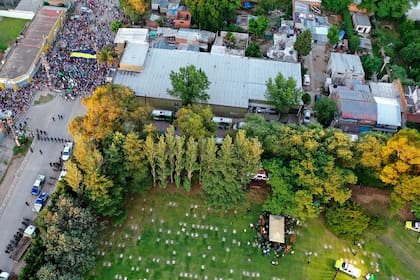 Familiares y amigos de Diego Maradona lo despiden en el cementerio de Bella Vista