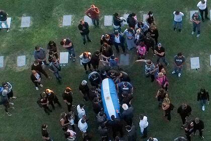 Familiares y amigos de Diego Maradona lo despiden en el cementerio de Bella Vista
