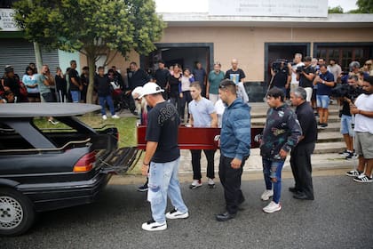 Familiares y amigos de Larroque se acercaron a despedirlo