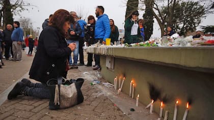 Familiares y amigos de las víctimas asisten, hoy, a una misa en Grand Bourg