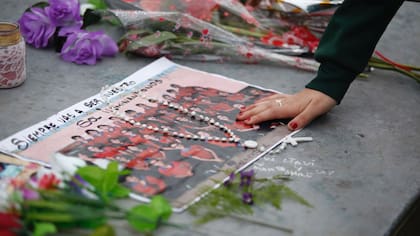 Familiares y amigos de las víctimas asisten, hoy, a una misa en Grand Bourg