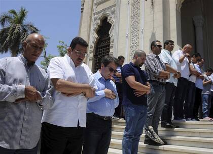 Familiares y amigos de las víctimas del avión de EgyptAir, ayer, en un rezo en una mezquita cerca del aeropuerto de El Cairo