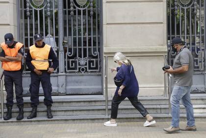 La familia Pertossi ingresando a los Tribunales de Dolores