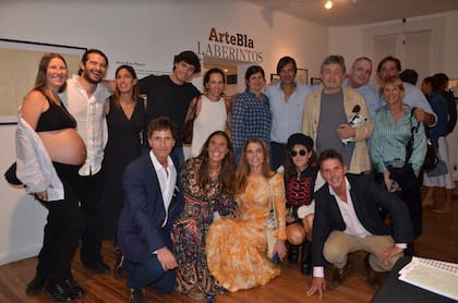 Familiares y amigos de los artistas charlaron relajadamente y posaron juntos durante la tarde de la inauguración. A la noche, brindaron en la terraza de Miranda Bosch Gallery