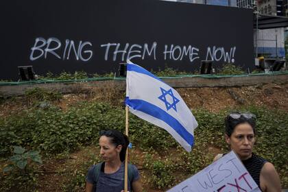 Familiares y amigos de los rehenes de Hamas en Gaza exigen su liberación al comenzar una "Marcha por los Rehenes" de cinco días desde Tel Aviv hasta la Oficina del primer ministro en Jerusalén, en Tel Aviv, Israel, el martes 14 de noviembre de 2023.