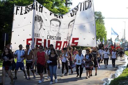 Familiares y amigos de los tres jóvenes asesinados se movilizaron por la zona donde el ex policía cumple condena