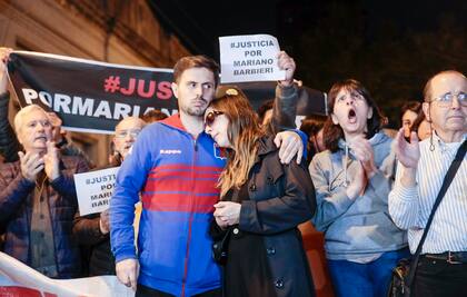 Familiares y amigos de Mariano Barbieri reclamaron justicia en la puerta de la sala donde se realiza el velatorio