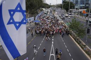 Los familiares de los rehenes marchan y aumentan la presión para que Israel negocie un acuerdo con Hamas