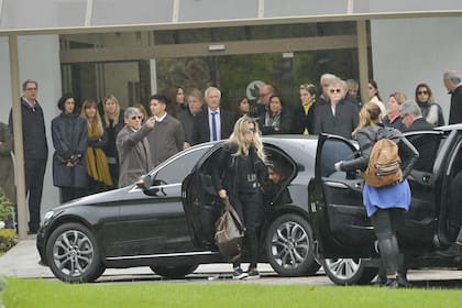 Familiares y amigos del artista llegaron este mediodía al Jardín de Paz para darle el último adiós