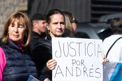 Familiares y amigos del empresario Andrés Blaquier marchan en la puerta del juzgado en el primer día del juicio por su asesinato durante un robo