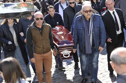 Familiares y amigos en la despedida de Alfredo Cahe, en el Cementerio de Chacarita