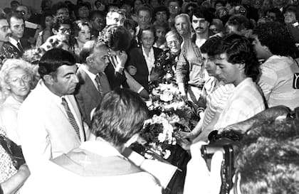 Familiares y amigos en la despedida de los restos de Alicia, que fue sepultada en el cementerio de la Chacarita el lunes 15 de febrero de 1988