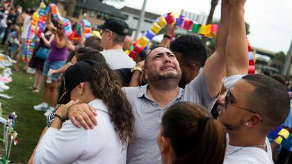 Familiares y amigos lloran a las victimas del boliche Pulse